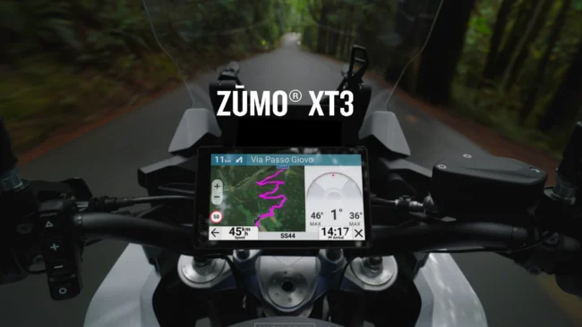 Ekran nawigacji Garmin zūmo XT3 zamocowanej na kierownicy motocykla, prezentujący mapę i parametry jazdy.